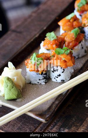 Involtini di salmone con zenzero e wasabi Foto Stock