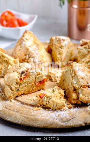 Il pane irlandese al pomodoro e al timo tagliato a pezzi su un asse di legno Foto Stock