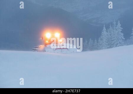 Spazzaneve. Veicolo per lo sgombero della neve in montagna. Pulizia dalla neve. Inverno. Sfondo. Paesaggio naturale. Luogo luogo Carpathian, Ukrain Foto Stock