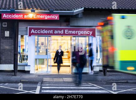 Ambulanza e persone al di fuori di incidenti e di emergenza / a&e presso University Hospital of North Tees, Hardwick Rd, Stockton on Tees, Inghilterra, Regno Unito Foto Stock