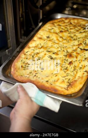 Foccaia appena cotta che esce dal forno Foto Stock
