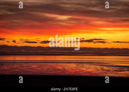 Silverdale, Carnforth, Lancashire, Regno Unito. 22 novembre 2021. Tramonto a Silverdale, Carnforth, Lancashire, Regno Unito. Credit: John Eveson/Alamy Live News Foto Stock