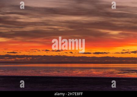 Silverdale, Carnforth, Lancashire, Regno Unito. 22 novembre 2021. Tramonto a Silverdale, Carnforth, Lancashire, Regno Unito. Credit: John Eveson/Alamy Live News Foto Stock