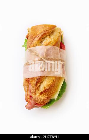 Panino baguette fresco con pancetta, formaggio chedder, senape, lattuga e verdure Foto Stock