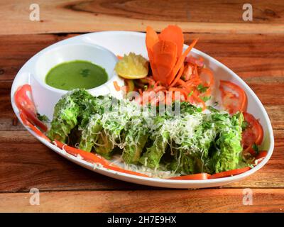 Cibo indiano assortito Chicken hariyali kebab servito su sfondo di legno. Piatti e antipasti di cucina indiana, focus selettivo Foto Stock