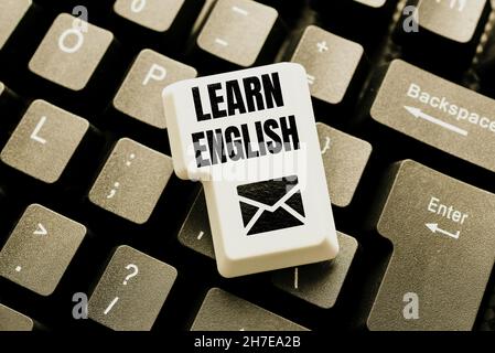 Didascalia concettuale Impara l'inglese. Panoramica aziendale acquisire conoscenze in un nuovo linguaggio studiando la digitazione e la pubblicazione delle descrizioni online, scrivendo Foto Stock