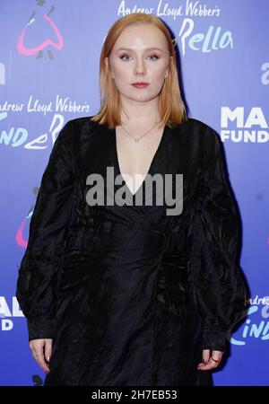 Alexa Davies arriva per una speciale esibizione di gala della Cinderella di Andrew Lloyd Webber, a sostegno del Fondo Malala, al Gillian Lynne Theatre di Londra. Data foto: Lunedì 22 novembre 2021. Foto Stock