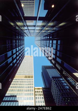 Uffici a Midtown Manhattan, New York, Stati Uniti. Vista ad angolo basso Foto Stock