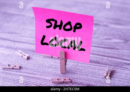 Didascalia testo Presentazione Shop Local. Parola scritta su una preferenza per comprare i beni e i servizi localmente prodotti pezzo di bianco quadrato Nota circondato da Foto Stock