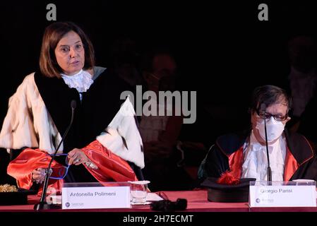 Roma, Italia. 22 novembre 2021. Il rettore della Sapienza Antonella Polimeni interviene durante la cerimonia di inaugurazione dell'anno accademico, il 719° dalla sua fondazione, dell'Università la Sapienza di Roma. Credit: SOPA Images Limited/Alamy Live News Foto Stock