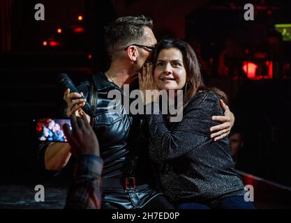 John Partridge visto sul palco con Nina Wadia all'orgoglioso Embankment per lo spettacolo Cabaret All Stars di Londra. Foto Stock