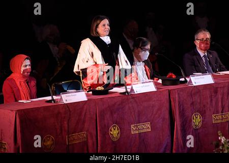 Roma, Italia. 22 novembre 2021. Il rettore della Sapienza Antonella Polimeni interviene durante la cerimonia di inaugurazione dell'anno accademico, il 719° dalla sua fondazione, dell'Università la Sapienza di Roma. (Foto di Vincenzo Nuzzolese/SOPA Images/Sipa USA) Credit: Sipa USA/Alamy Live News Foto Stock