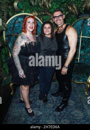 Londra, Regno Unito. 19 Nov 2021. Anna Smith Higgs, Nina Wadia e John Partridge hanno visto al fiero Embankment per lo spettacolo Cabaret All Stars di Londra. (Foto di Brett Cove/SOPA Images/Sipa USA) Credit: Sipa USA/Alamy Live News Foto Stock