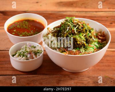 Tradizionale Hiderabadi Chicken dum Biryani a base di riso Basmati cotto con spezie masala, servito con raita di cipolle e Salan, focus selettivo Foto Stock