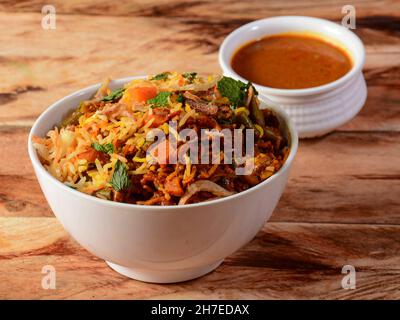 hyderabadi tradizionale vegetale / vega biryani con verdure miste servite con curry, fuoco selettivo Foto Stock