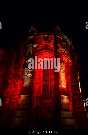La parte superiore del Castello di Edimburgo si illuminò di rosso di notte, Scozia, Regno Unito Foto Stock