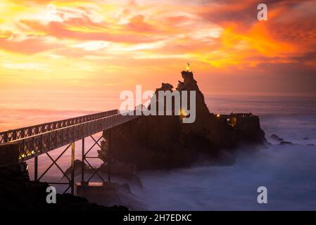 Roccia della Vergine Maria (Rocher de la Vierge) a Biarritz, Francia Foto Stock