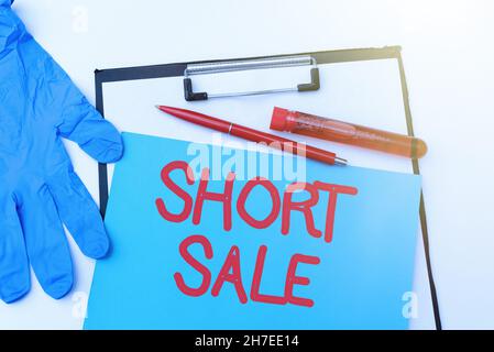 Scrittura visualizzazione testo breve vendita. Business Approach Home che è offerto ad un prezzo che è inferiore all'importo dovuto preparare e scrivere Foto Stock