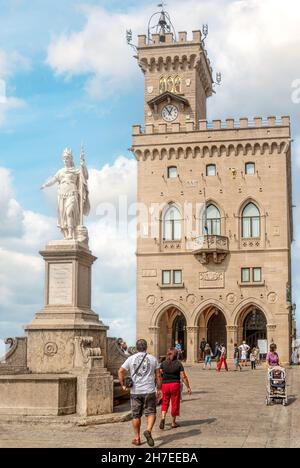 I turisti in Piazza della Liberta con il Palazzo Publicico, centro storico di San Marino Foto Stock