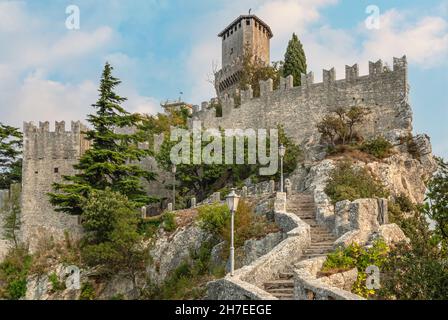 Torre la Guaita, la più antica delle tre torri sulla sommità del Monte Titano a San Marino, Repubblica di San Marino Foto Stock