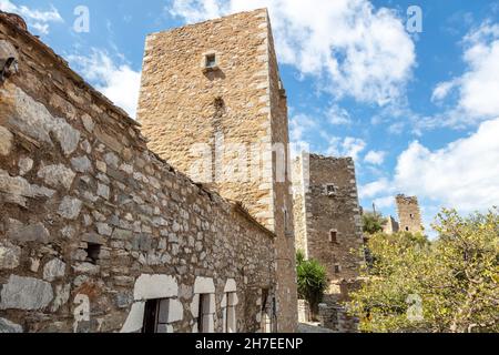 Architettura di fortificazione popolare greca. Antiche torri a due o tre piani in pietra con piccole finestre a Vathia villaggio mani pe Foto Stock