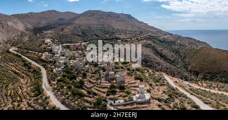 Drone aereo di architettura greca fortificazione popolare. Sopra la vista panoramica delle storiche case-torri in pietra a Vathia villaggio mani Laconi Foto Stock