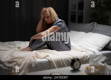 Donna che soffre di disturbi del sonno Foto Stock