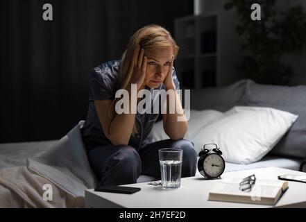 Donna che soffrono di insonnia di notte Foto Stock