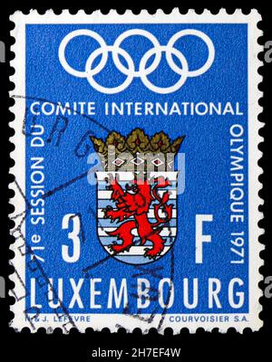 MOSCA, RUSSIA - 25 OTTOBRE 2021: Francobollo stampato a Lussemburgo mostra il Comitato Olimpico Internazionale, circa 1971 Foto Stock