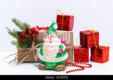 Babbo Natale e regali per Natale su sfondo bianco. Decorazioni di Natale. Foto orizzontale. Foto Stock