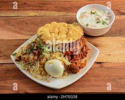 Malabar pollo Biryani, pollo piccante e piccante Dum Biriyani Kerala, India. Cotto con riso Basmati, spezie tradizionali e servito con uova sode e. Foto Stock