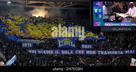 Roma, Italia. 20 Nov 2021. I tifosi laziali acclamano durante la Serie Una partita di calcio tra SS Lazio e Juventus FC allo stadio Olimpico di Roma, 20 novembre 2021. Foto Antonietta Baldassarre/Insidefoto Credit: Ininsidefoto srl/Alamy Live News Foto Stock