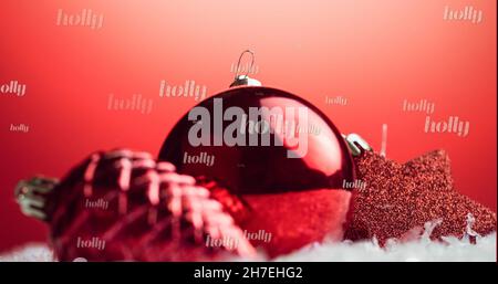 Immagine di testo di agrifoglio in ripetizione sopra le decorazioni di natale Foto Stock