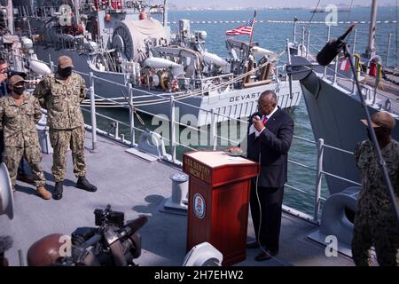 Manama, Bahrain. 21 Nov 2021. Austin III, Segretario della Difesa degli Stati Uniti, si rivolge ai marinai a bordo della nave USS Sentry, contro le contromisure della miniera della Marina degli Stati Uniti, al Naval Support Activity Bahrain, 21 novembre 2021 a Manama, Bahrain. Austin sta visitando la regione per partecipare al dialogo annuale di Manama e incontrare gli alleati. Credit: MC2 Anita Chebahtah/U.S. Navy/Alamy Live News Foto Stock