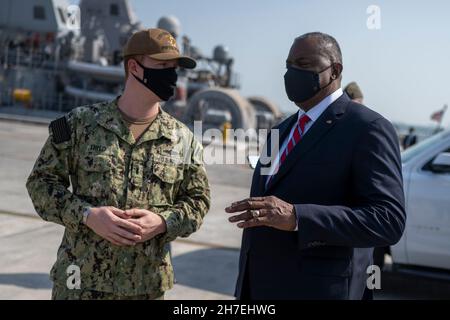 Manama, Bahrain. 21 Nov 2021. Austin III, Segretario della Difesa degli Stati Uniti, parla con il Lt. Jay Faylo con la Command Task Force 59, al Naval Support Activity Bahrain, 21 novembre 2021 a Manama, Bahrain. Austin sta visitando la regione per partecipare al dialogo annuale di Manama e incontrare gli alleati. Credit: Chad McNeeley/U.S. Navy/Alamy Live News Foto Stock