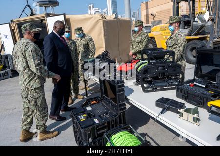 Manama, Bahrain. 21 Nov 2021. Austin III, Segretario della Difesa degli Stati Uniti, visita l'unità Unmanned & Artificial Intelligence Integration, presso Naval Support Activity Bahrain, 21 novembre 2021 a Manama, Bahrain. Austin sta visitando la regione per partecipare al dialogo annuale di Manama e incontrare gli alleati. Credit: Chad McNeeley/U.S. Navy/Alamy Live News Foto Stock