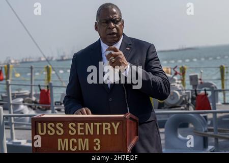 Manama, Bahrain. 21 Nov 2021. Austin III, Segretario della Difesa degli Stati Uniti, consegna osservazioni ai marinai a bordo della nave di contromisure miniera USS Sentry, al Naval Support Activity Bahrain, 21 novembre 2021 a Manama, Bahrain. Austin sta visitando la regione per partecipare al dialogo annuale di Manama e incontrare gli alleati. Credit: Chad McNeeley/DOD Photo/Alamy Live News Foto Stock