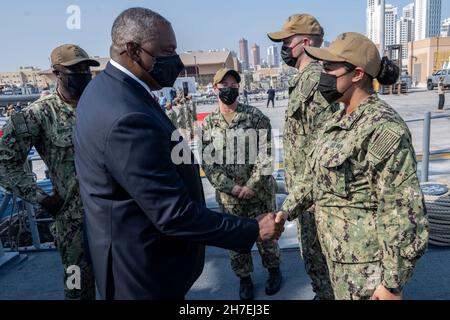 Manama, Bahrain. 21 Nov 2021. Austin III, Segretario della Difesa degli Stati Uniti, saluta i marinai a bordo della nave delle contromisure della miniera USS Sentry, al Naval Support Activity Bahrain, 21 novembre 2021 a Manama, Bahrain. Austin sta visitando la regione per partecipare al dialogo annuale di Manama e incontrare gli alleati. Credit: Chad McNeeley/DOD Photo/Alamy Live News Foto Stock