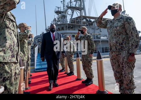 Manama, Bahrain. 21 Nov 2021. Austin III, Segretario della Difesa degli Stati Uniti Lloyd J., è pied a terra dai sideboys navali dopo aver visitato la nave delle contromisure della miniera della Marina USS Sentry, all'attività di supporto della Marina Bahrain, 21 novembre 2021 a Manama, Bahrain. Austin sta visitando la regione per partecipare al dialogo annuale di Manama e incontrare gli alleati. Credit: Chad McNeeley/DOD Photo/Alamy Live News Foto Stock