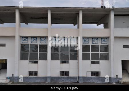 Stand principale dello Stadio Repubblicano a Sukhumi, Abkhazia. Foto Stock