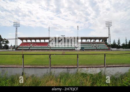 Stand principale dello Stadio Repubblicano a Sukhumi, Abkhazia. Foto Stock