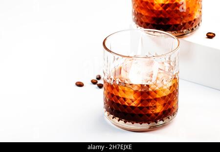 Cocktail russo nero, bevanda alcolica alla moda con vodka, liquore al caffè e ghiaccio, sfondo bianco, utensili da bar Foto Stock