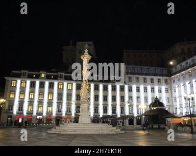 Lisboa, Portogallo. 22 novembre 2021. (INT) illuminazione natalizia a Piazza Municipio di Lisbona. 22 novembre 2021, Lisbona, Portogallo: L'illuminazione natalizia può già essere visto in Piazza Municipio, a Lisbona, Portogallo, lunedì (22) (Credit Image: © Edson De Souza/TheNEWS2 via ZUMA Press Wire) Foto Stock