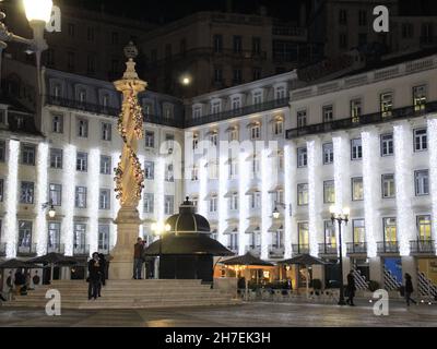 Lisboa, Portogallo. 22 novembre 2021. (INT) illuminazione natalizia a Piazza Municipio di Lisbona. 22 novembre 2021, Lisbona, Portogallo: L'illuminazione natalizia può già essere visto in Piazza Municipio, a Lisbona, Portogallo, lunedì (22) (Credit Image: © Edson De Souza/TheNEWS2 via ZUMA Press Wire) Foto Stock