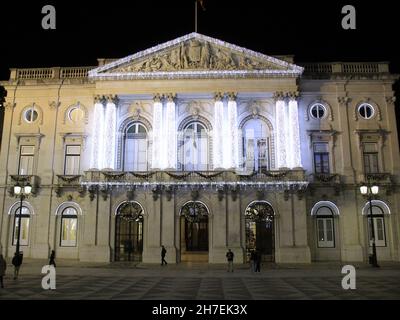 Lisboa, Portogallo. 22 novembre 2021. (INT) illuminazione natalizia a Piazza Municipio di Lisbona. 22 novembre 2021, Lisbona, Portogallo: L'illuminazione natalizia può già essere visto in Piazza Municipio, a Lisbona, Portogallo, lunedì (22) (Credit Image: © Edson De Souza/TheNEWS2 via ZUMA Press Wire) Foto Stock