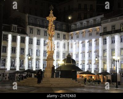 Lisboa, Portogallo. 22 novembre 2021. (INT) illuminazione natalizia a Piazza Municipio di Lisbona. 22 novembre 2021, Lisbona, Portogallo: L'illuminazione natalizia può già essere visto in Piazza Municipio, a Lisbona, Portogallo, lunedì (22) (Credit Image: © Edson De Souza/TheNEWS2 via ZUMA Press Wire) Foto Stock