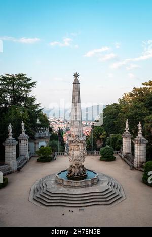 Piazza e obelisco del Santuario di nostra Signora dei Rimedi con la città di Lamego sullo sfondo. Foto Stock