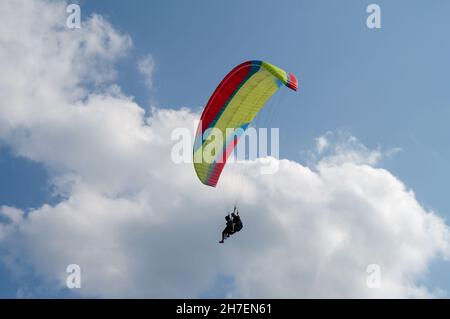 Regione di Kaliningrad, Mar Baltico, Russia, 25 luglio 2021. Parapendio nel cielo. Imparare a volare un parapendio. Parapendio sul mare. Foto Stock