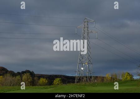 Un pilone elettrico su un campo da golf dello Yorkshire. Foto Stock