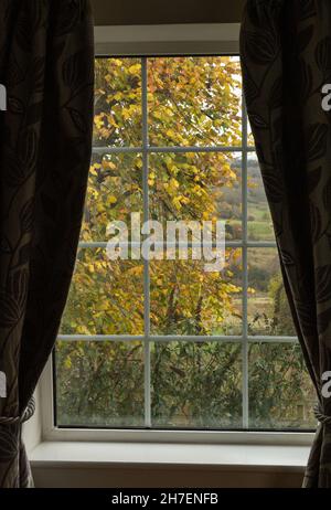 Una vista autunnale fuori da una finestra georgiana nello Yorkshire, Inghilterra. Foto Stock